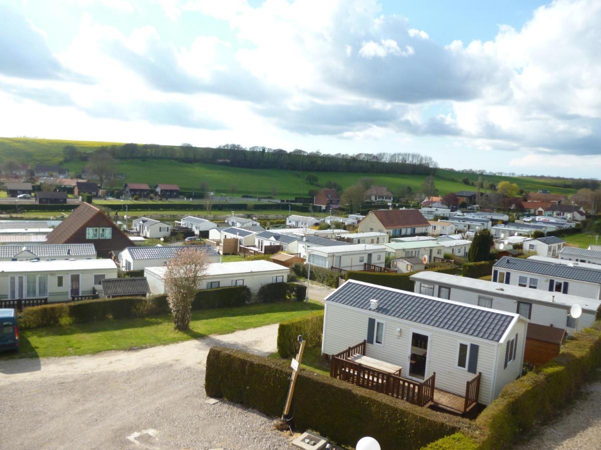 Auberge Des Etangs Roussent Exterior photo