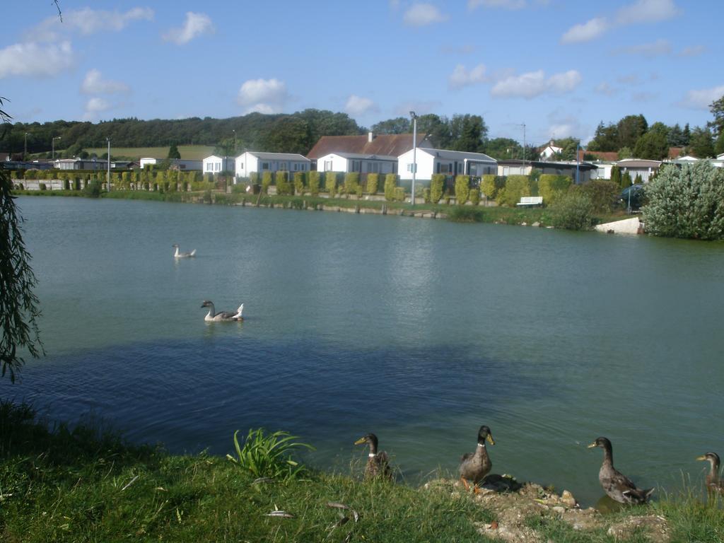 Auberge Des Etangs Roussent Exterior photo