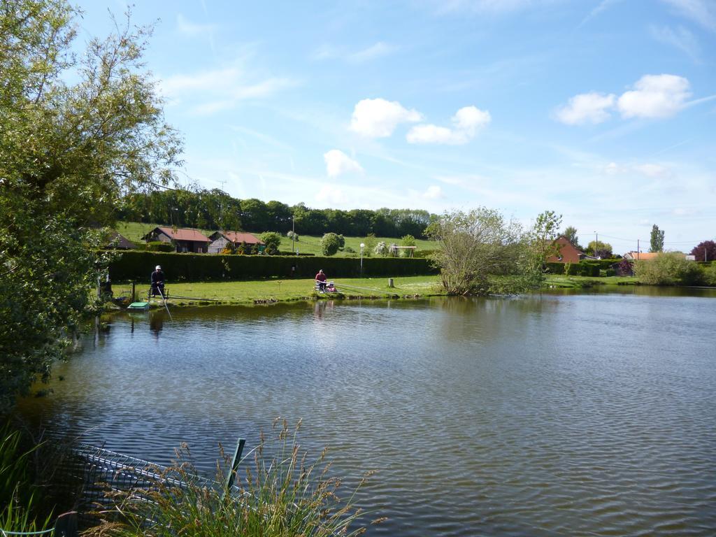 Auberge Des Etangs Roussent Exterior photo