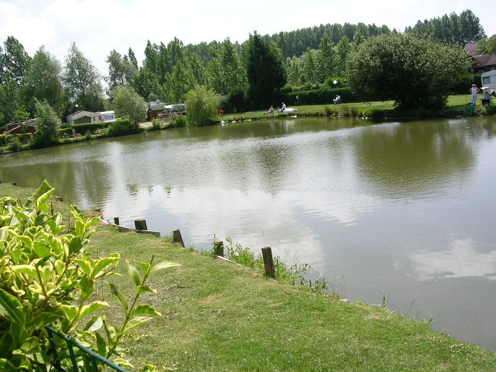 Auberge Des Etangs Roussent Exterior photo